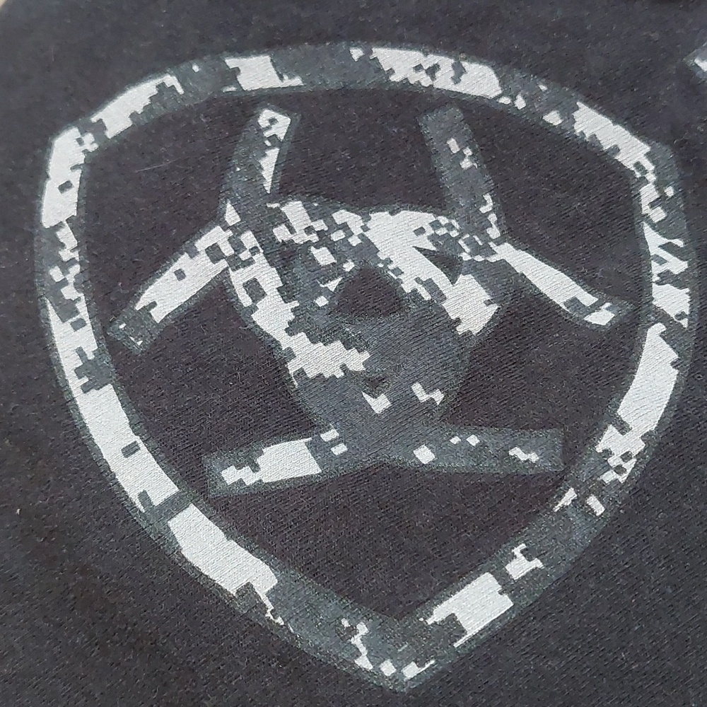 Ariat Logo Long Sleeve Tee - Picture 2 of 9